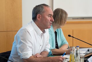 Foto einer Person am Rednerpult