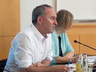 Foto einer Person am Rednerpult