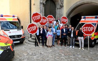 Gruppenfoto mit Stopschildern