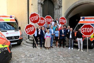 Gruppenfoto mit Stopschildern