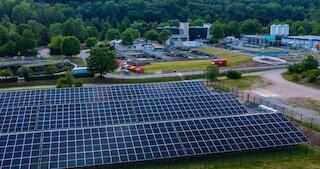Die Photovoltaikanlage ist fertiggestellt. Bis Ende 2027 sollen ein Batteriegroßspeicher, ein neuer Faulgasspeicher, eine Abwasserwärmepumpe und ein neues Rechengebäude samt Hebeanlage in Betrieb gehen. Bild: Stadt Bad Kissingen