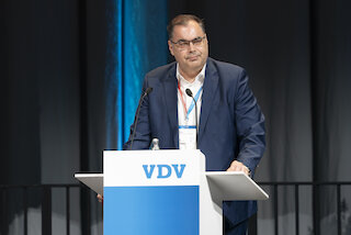 Foto einer Person am Rednerpult