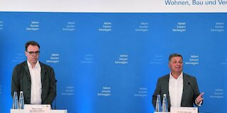 Foto von zwei Personen am Rednerpult