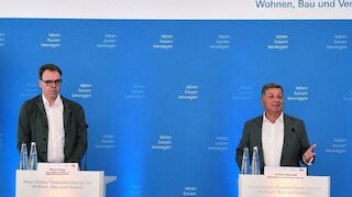 Foto von zwei Personen am Rednerpult