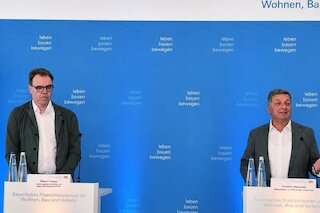 Foto von zwei Personen am Rednerpult