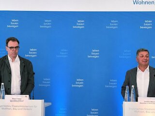 Foto von zwei Personen am Rednerpult