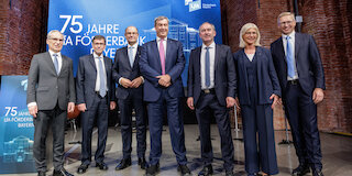 V.l.: Hans Peter Göttler (Stv. LfA-Vorstandsvorsitzender), Dr. Bernhard Schwab (LfA-Vorstandvorsitzender), Albert Füracker (Staatsminister der Finanzen und für Heimat), Dr. Markus Söder (Bayerischer Ministerpräsident), Hubert Aiwanger (Staatsminister für Wirtschaft, Landesentwicklung und Energie, LfA-Verwaltungsratsvorsitzender), Ulrike Scharf (Staatsministerin für Familie, Arbeit und Soziales, Mitglied im LfA-Verwaltungsrat) und Stefan Höck (LfA-Vorstandsmitglied). Bild: LfA