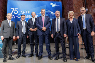 V.l.: Hans Peter Göttler (Stv. LfA-Vorstandsvorsitzender), Dr. Bernhard Schwab (LfA-Vorstandvorsitzender), Albert Füracker (Staatsminister der Finanzen und für Heimat), Dr. Markus Söder (Bayerischer Ministerpräsident), Hubert Aiwanger (Staatsminister für Wirtschaft, Landesentwicklung und Energie, LfA-Verwaltungsratsvorsitzender), Ulrike Scharf (Staatsministerin für Familie, Arbeit und Soziales, Mitglied im LfA-Verwaltungsrat) und Stefan Höck (LfA-Vorstandsmitglied). Bild: LfA
