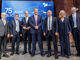 V.l.: Hans Peter Göttler (Stv. LfA-Vorstandsvorsitzender), Dr. Bernhard Schwab (LfA-Vorstandvorsitzender), Albert Füracker (Staatsminister der Finanzen und für Heimat), Dr. Markus Söder (Bayerischer Ministerpräsident), Hubert Aiwanger (Staatsminister für Wirtschaft, Landesentwicklung und Energie, LfA-Verwaltungsratsvorsitzender), Ulrike Scharf (Staatsministerin für Familie, Arbeit und Soziales, Mitglied im LfA-Verwaltungsrat) und Stefan Höck (LfA-Vorstandsmitglied). Bild: LfA