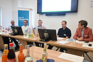 In der Mitte Franz Herrler bei seinem Vortrag zum Trinkwasserschutz. V.l.: Emanuel Schlosser und Georg Strobl sowie Dr. Stefan Kremb und Hans-Dietrich Uhl.Bild: Markus Bauer