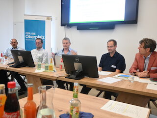 In der Mitte Franz Herrler bei seinem Vortrag zum Trinkwasserschutz. V.l.: Emanuel Schlosser und Georg Strobl sowie Dr. Stefan Kremb und Hans-Dietrich Uhl.Bild: Markus Bauer