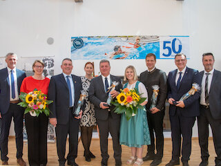 Beim Thermengeburtstag: v.l. strategischer Geschäftsführer Franz Altmannsperger, IHK-Vizepräsidentin Michaela Baumgartner, Landrat Martin Koppmann, ZV-Geschäftsführerin Katrin Landes, Festredner Christian Bernreiter, Bürgermeisterin Dagmar Feicht, ZV-Vorsitzender Dr. Olaf Heinrich, MdB Günter Baumgartner und Werkleiter Christian Kampelsberger. Foto: Kurverwaltung