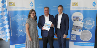 V.l.: Gudrun Reicheneder, Vorsitzende des Oberen Gutachterausschusses, Bauminister Christian Bernreiter und Niederbayerns Regierungspräsident Rainer Haselbeck.Bild: StMB