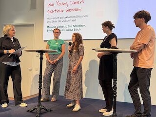 Beim Aktionstag kamen junge Menschen zu Wort, die im Alltag für ihre kranken Angehörigen Verantwortung tragen: Eva, Julika, Melanie und Stefan wissen, wie sich ein Leben im Stand-by-Modus anfühlt. Bild: An Deiner Seite-Stiftung