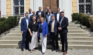V.l.: Bernd Stapfner (Landrat Ostallgäu), Erich Winkler (stv. Landrat Neu-Ulm), Elmar Stegmann (Landrat Lindau (Bodensee) und Bezirksverbandsvorsitzender), Eva Treu (Landrätin Neu-Ulm), Dr. Hans Reichhart (Landrat Günzburg), Andrea Degl (Geschäftsführendes Präsidialmitglied Bayerischer Landkreistag), Barbara Schretter (Regierungspräsidentin Regierung Schwaben), Martin Sailer (Landrat Augsburg und Bezirkstagspräsident), Christian Wilhelm (Landrat Oberallgäu), Dr. Marc Sturm (Landrat Aichach-Friedberg), Markus Müller (Landrat Dillingen a. d. Donau) und Michael Dinkelmeier (Landrat Donau-Ries). Bild: Landkreis Lindau / Angela Arlt