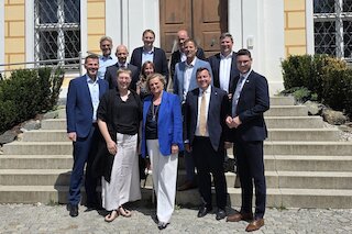 V.l.: Bernd Stapfner (Landrat Ostallgäu), Erich Winkler (stv. Landrat Neu-Ulm), Elmar Stegmann (Landrat Lindau (Bodensee) und Bezirksverbandsvorsitzender), Eva Treu (Landrätin Neu-Ulm), Dr. Hans Reichhart (Landrat Günzburg), Andrea Degl (Geschäftsführendes Präsidialmitglied Bayerischer Landkreistag), Barbara Schretter (Regierungspräsidentin Regierung Schwaben), Martin Sailer (Landrat Augsburg und Bezirkstagspräsident), Christian Wilhelm (Landrat Oberallgäu), Dr. Marc Sturm (Landrat Aichach-Friedberg), Markus Müller (Landrat Dillingen a. d. Donau) und Michael Dinkelmeier (Landrat Donau-Ries). Bild: Landkreis Lindau / Angela Arlt