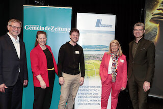 V.l.: Gunzenhausens Erster Bürgermeister Karl-Heinz Fitz, GZ- Chefredakteurin Constanze von Hassel, KI-Spezialist Vinzent Ellissen, Gemeindetagsvizepräsidentin Dr. Birgit Kreß und Gmeindetags-Direktor Stefan Graf. Bild: JK