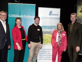 V.l.: Gunzenhausens Erster Bürgermeister Karl-Heinz Fitz, GZ- Chefredakteurin Constanze von Hassel, KI-Spezialist Vinzent Ellissen, Gemeindetagsvizepräsidentin Dr. Birgit Kreß und Gmeindetags-Direktor Stefan Graf. Bild: JK