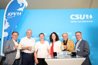 V.l.: KPV-Landesvorsitzender Landrat Stefan Rößle, Innenminister Joachim Herrmann, GZ-Chefredakteurin Constanze von Hassel, Bürgermeisterin Kathrin Alte, Alt-Bezirkstagspräsident Josef Mederer und Alt-MdL und -MdB Bartholomäus Kalb. Bild: GZ