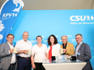 V.l.: KPV-Landesvorsitzender Landrat Stefan Rößle, Innenminister Joachim Herrmann, GZ-Chefredakteurin Constanze von Hassel, Bürgermeisterin Kathrin Alte, Alt-Bezirkstagspräsident Josef Mederer und Alt-MdL und -MdB Bartholomäus Kalb. Bild: GZ