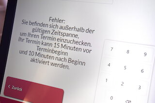 Gerade für nicht-internetaffine Senioren ist es oft kompliziert, einen Termin bei einer Behörde zu bekommen. Bild: Pat Christ