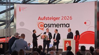 Johannes Vollnhals, Gründer von Cosmema GmbH aus Gaimersheim bei Ingolstadt, nahm den Bayerischen Gründerpreis in der Kategorie „Aufsteiger 2026“ entgegen. Bild: MH