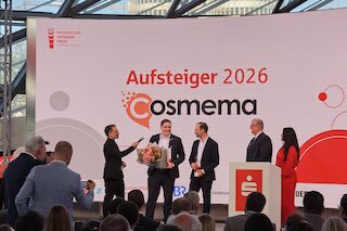 Johannes Vollnhals, Gründer von Cosmema GmbH aus Gaimersheim bei Ingolstadt, nahm den Bayerischen Gründerpreis in der Kategorie „Aufsteiger 2026“ entgegen. Bild: MH