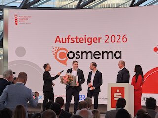 Johannes Vollnhals, Gründer von Cosmema GmbH aus Gaimersheim bei Ingolstadt, nahm den Bayerischen Gründerpreis in der Kategorie „Aufsteiger 2026“ entgegen. Bild: MH