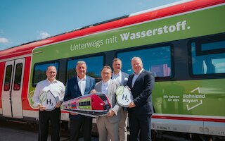 Bei der Vorstellung des Wasserstoffzuges (v. l.): Markus Frank, kfm. Leiter Regionalzüge Siemens Mobility, Christian Bernreiter, Bayerischer Staatsminister für Wohnen, Bau und Verkehr, Ulrich Lange, Parlamentarischer Staatssekretär beim Bundesminister für Verkehr, Matthias Krause, Geschäftsleiter der Südostbayernbahn und Christoph Kraller, Konzernbevollmächtigter Deutsche Bahn für den Freistaat Bayern. Bild: Deutsche Bahn