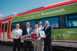 Bei der Vorstellung des Wasserstoffzuges (v. l.): Markus Frank, kfm. Leiter Regionalzüge Siemens Mobility, Christian Bernreiter, Bayerischer Staatsminister für Wohnen, Bau und Verkehr, Ulrich Lange, Parlamentarischer Staatssekretär beim Bundesminister für Verkehr, Matthias Krause, Geschäftsleiter der Südostbayernbahn und Christoph Kraller, Konzernbevollmächtigter Deutsche Bahn für den Freistaat Bayern. Bild: Deutsche Bahn