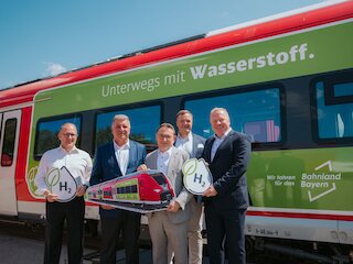 Bei der Vorstellung des Wasserstoffzuges (v. l.): Markus Frank, kfm. Leiter Regionalzüge Siemens Mobility, Christian Bernreiter, Bayerischer Staatsminister für Wohnen, Bau und Verkehr, Ulrich Lange, Parlamentarischer Staatssekretär beim Bundesminister für Verkehr, Matthias Krause, Geschäftsleiter der Südostbayernbahn und Christoph Kraller, Konzernbevollmächtigter Deutsche Bahn für den Freistaat Bayern. Bild: Deutsche Bahn