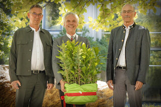 V. l.: EZG-Vorsitzender Hubert Sailer, LWF-Präsident Dr. Peter Pröbstle und EZG-Geschäftsführer Gerhard Wezel mit klimatoleranten Forstpflanzen.Bild: H. Pollner/LWF