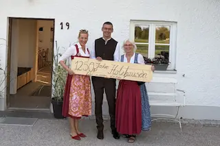 Stolz vor dem neueröffneten Holzhäusel Nicole von Thülen, Florian Hoffmann und Theresa Wilhelm (v.l.). Bild: Gemeinde Holzhausen