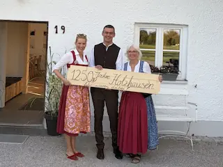 Stolz vor dem neueröffneten Holzhäusel Nicole von Thülen, Florian Hoffmann und Theresa Wilhelm (v.l.). Bild: Gemeinde Holzhausen