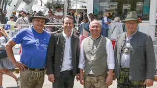 Besuch von Landrat Stefan Frey vor dem Riesenrad am See: (v.l.) Alexander Tropschug (Verein 1250 Jahrfeier), Landrat Stefan Frey, 1. Bürgermeister Christian Schiller, Ludewig Darchinger (Verein 1250 Jahrfeier). Bild: Gemeinde Herrsching