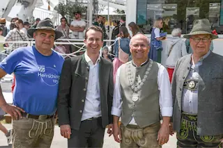 Besuch von Landrat Stefan Frey vor dem Riesenrad am See: (v.l.) Alexander Tropschug (Verein 1250 Jahrfeier), Landrat Stefan Frey, 1. Bürgermeister Christian Schiller, Ludewig Darchinger (Verein 1250 Jahrfeier). Bild: Gemeinde Herrsching