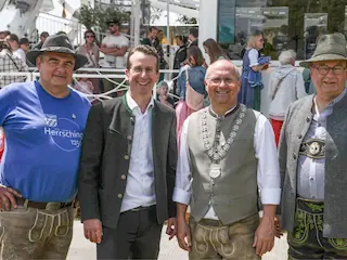 Besuch von Landrat Stefan Frey vor dem Riesenrad am See: (v.l.) Alexander Tropschug (Verein 1250 Jahrfeier), Landrat Stefan Frey, 1. Bürgermeister Christian Schiller, Ludewig Darchinger (Verein 1250 Jahrfeier). Bild: Gemeinde Herrsching
