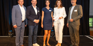 V.l.: Wolfgang Wittmann (Geschäftsführer EMM e.V.), Dr. Marc Lucassen (Hauptgeschäftsführer der IHK Schwaben und 2. stellvertretender Vorsitzender des EMM e.V.), Dr. Eva Krumme (stellv. Geschäftsführerin des EMM e.V.), Caroline Voit (Moderatorin), Roland Eichmann (Bürgermeister der Stadt Friedberg). Foto: EMM e.V. Arndt Pröhl