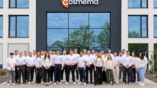 Gründer und Geschäftsführer Johannes Vollnhals mit dem Team der Cosmema WITTICH GmbH am Unternehmenssitz in Gaimersheim. Bild: Manuel Vollnhals