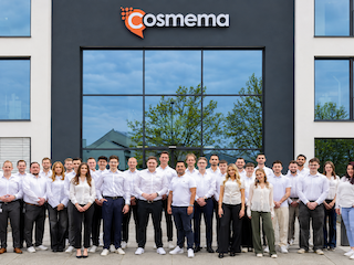 Gründer und Geschäftsführer Johannes Vollnhals mit dem Team der Cosmema WITTICH GmbH am Unternehmenssitz in Gaimersheim. Bild: Manuel Vollnhals