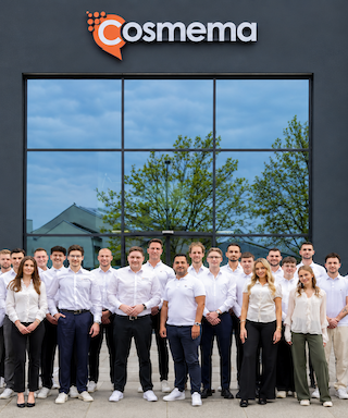 Gründer und Geschäftsführer Johannes Vollnhals mit dem Team der Cosmema WITTICH GmbH am Unternehmenssitz in Gaimersheim. Bild: Manuel Vollnhals