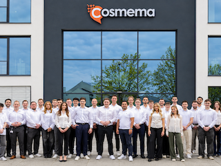 Gründer und Geschäftsführer Johannes Vollnhals mit dem Team der Cosmema WITTICH GmbH am Unternehmenssitz in Gaimersheim. Bild: Cosmema WITTICH GmbH