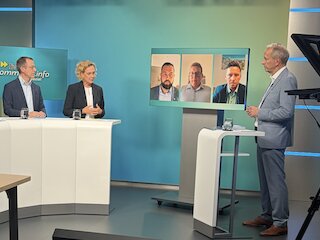 V.l. Bernd Göttlicher (Leiter Kommunalmanagement Franken), Dr. André Zorger (Leiter Kommunalmanagement Ostbayern) und Silke Mall (Leiterin Kommunalmanagement Oberbayern) sowie online zugeschaltet Christian Brunner, 1. Bürgermeister Gemeinde Bindlach, Jonas Höcker, 1. Bürgermeister Stadt Grafenau und Thomas Albrecht, 1. Bürgermeister Gemeinde Krün gemeinsam mit Moderator Tilmann Schöberl. Bild: Sandra Heidrich