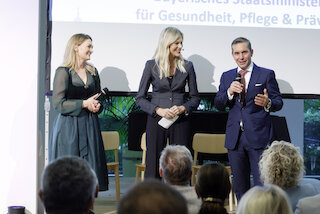 V.l.: Bayerns Gesundheitsministerin Judith Gerlach, Nina Ruge und Martin Fleischer, Mitglied des Vorstands der Bayerischen Beamtenkrankenkasse AG, im Gespräch. Bild Jessica Kassner