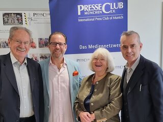 Gruppenbild im Presseclub