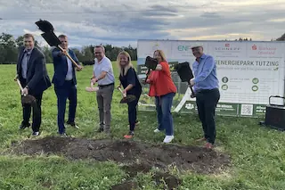 Bild von Personen beim Spatenstich