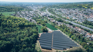 Luftbild einer Photovoltaik-Anlage