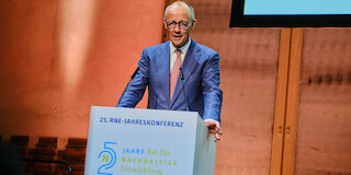Bundeskanzler am Redepult
