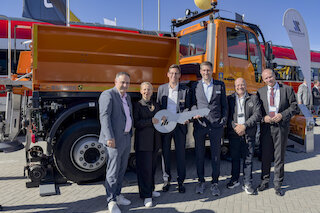 Gruppenfoto vor Fahrzeug
