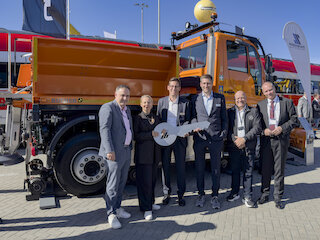 Gruppenfoto vor Fahrzeug